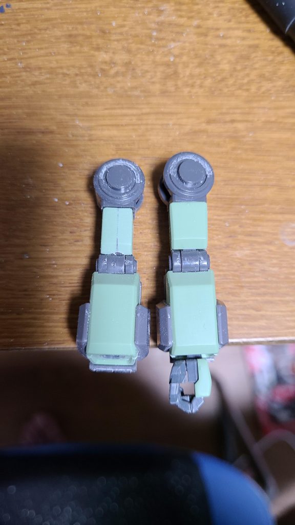 七式ガンプラ部さんのブログを参考に改修した箇所( ・ω・)肩の合わせ目消しとダクトのディテールアップ、足を2ミリ延長、二の腕の幅詰め、色々やってみたものの上手くいったのは足くらい…(ヽ´ω`)こういうのをしっかりできるようになりたい…(ヽ´ω`)
