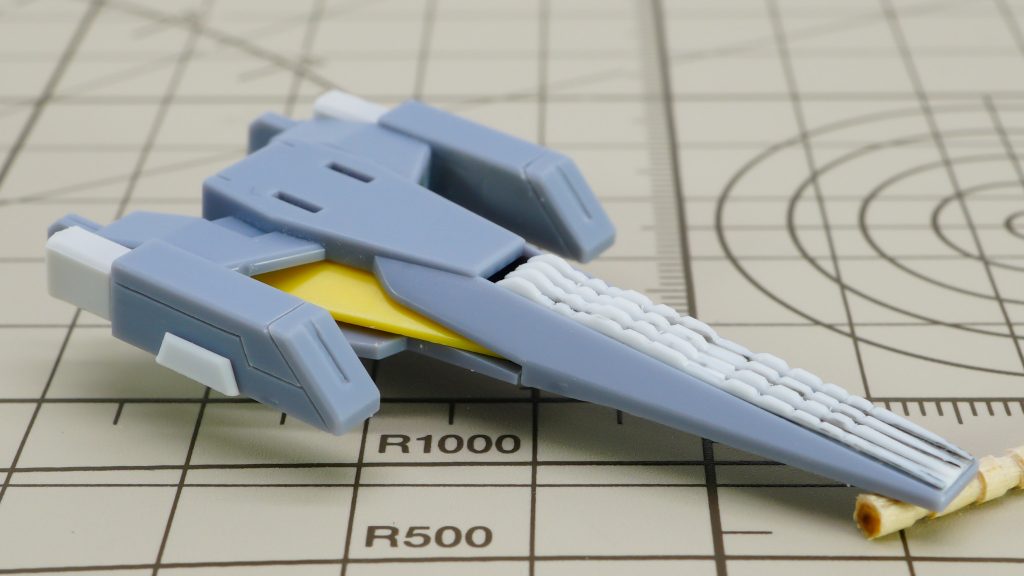 足先とリアアーマーは少しディテールが足りないと感じた為放熱フィンを自作し取り付けています。