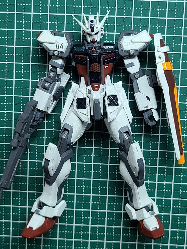 筆塗りで全塗装した後に水性デカールを貼った状態です。前回の作品より情報量を多くするために、少し多めに貼ってます。