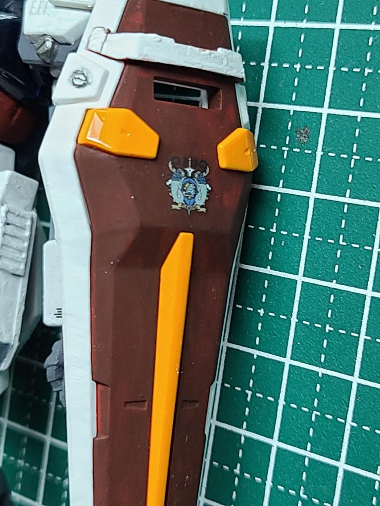 サンダーボルトのイオのエンブレムをシールドに貼ってみました。かっこいいデザインなので、ガンダム系によく似合いますね。