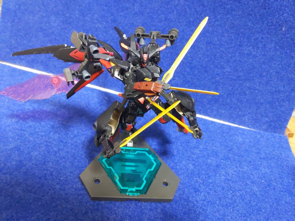 まずはダークレクイエム装備の紹介です。グシオンリベイクのサブアームを腰に取り付けて四本腕にして、より阿頼耶識に特化させた強化形態です。さらに両腕にダブルオースカイを模したナックルガードが追加されており、ガンダムフレームのパワーで直接殴る事もできます。