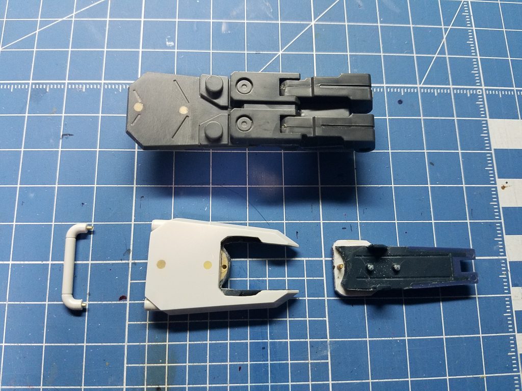 ショートシールドとグラップシールド。ショートシールドは、実はシステムウェポンシリーズではなく旧HGUC 陸戦型ガンダムの物を使用しており、真鍮線で中央のクロー部分を脱着化してます。グラップシールドの取り付けはネオジム磁石。