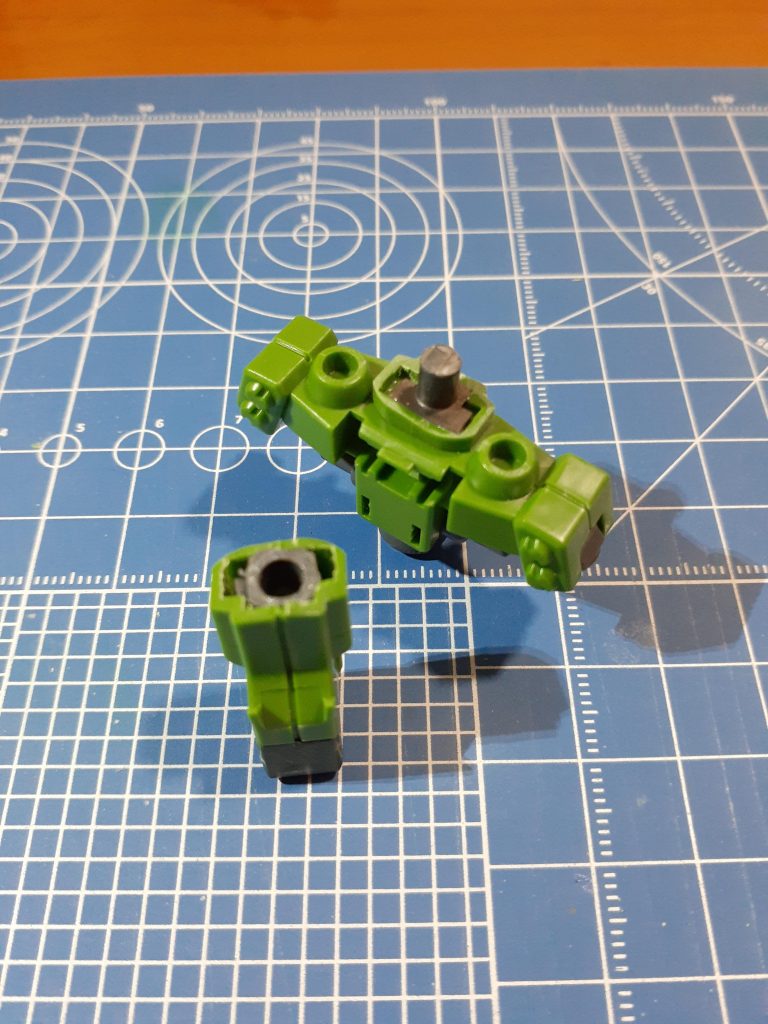 バウナッターの機首を切断、中をポリキャップとプラ軸で接続。簡単~。