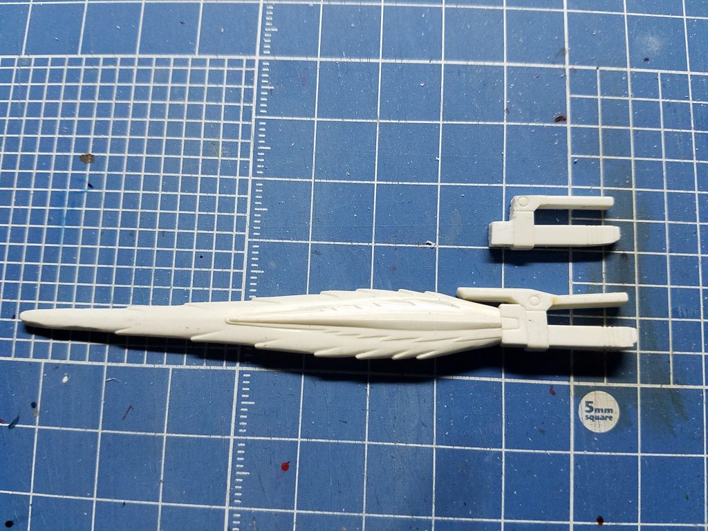 ツイン・ビームサーベルは、旧キットのガンダムXのビームサーベルグリップを芯にして、バトオペ2の画面を見ながらそれらしく制作。