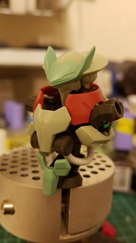 初期ヴァルキリアフレームにガデッサのパーツを装甲のように加工して接続していきました。ちなみに完成した後でも装甲を外せるようになってます🎵