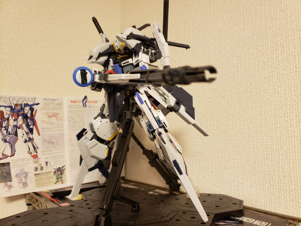 頭部のバイザーを展開して、ロングメガビームスマートガンで狙い撃ち