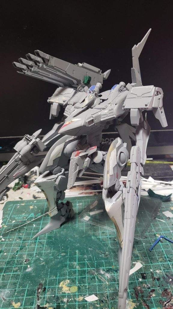 HGテルティウムロングビームライフルがお似合いだったので一部接着などしてレーザーライフルは完成。ASミサイルはサバーニャのシールドビットで製作。突撃ライフルはグシオンライフルをベースにジャンクパーツ等で製作。