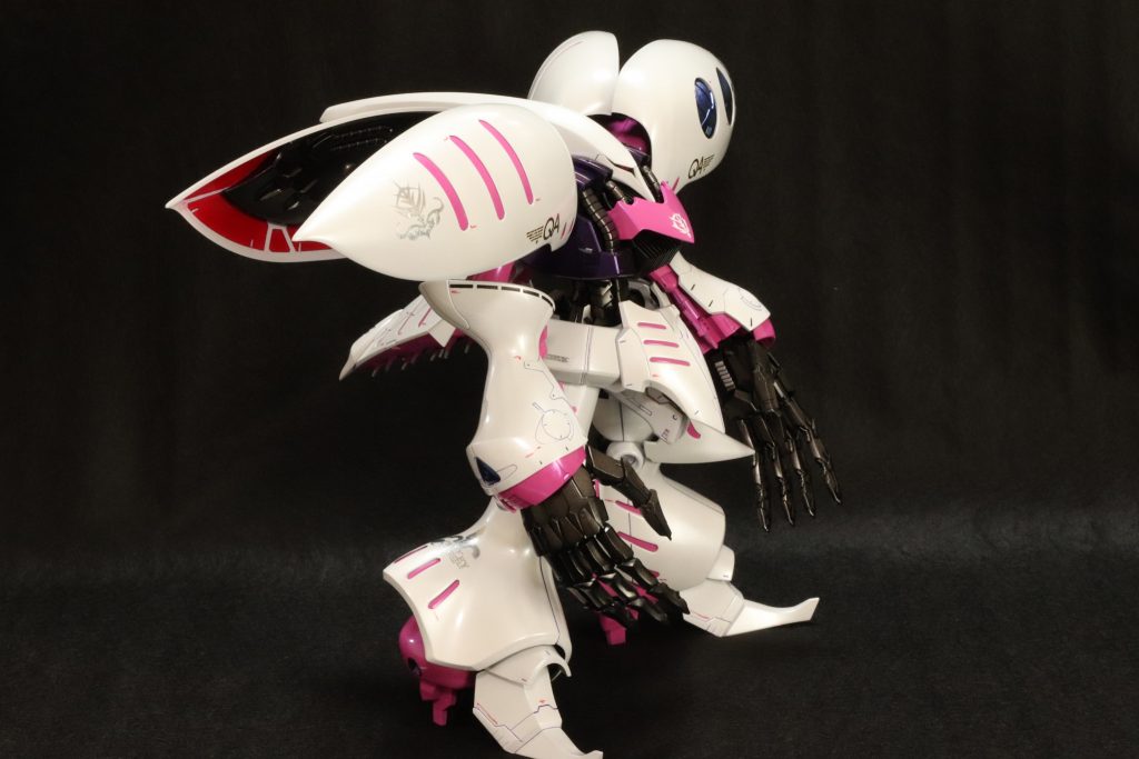 腹筋何LDKだい？なMH風ウェスト最高。ここだけ別売りしてほしいくらい。手がでかいのであんまり派手なポーズ付けても決まんないです。股関節も動かすだけでグニャってなるので怖いです。なので基本素立ちです。デカールはAmazonで売ってる海外製のものを使いましたが、ピンクを頼んだのに白が来たので、シルバーを再注文したりしてました。キットの鳥みたいのはあんま好みじゃなかったのでQAの部分だけ使ってます。QAってQueen of AXISらしいですが、ミネバのことなんですかね。ハマーンは摂政だし、ミネバ様万歳的なことが書いてあるんでしょうか。