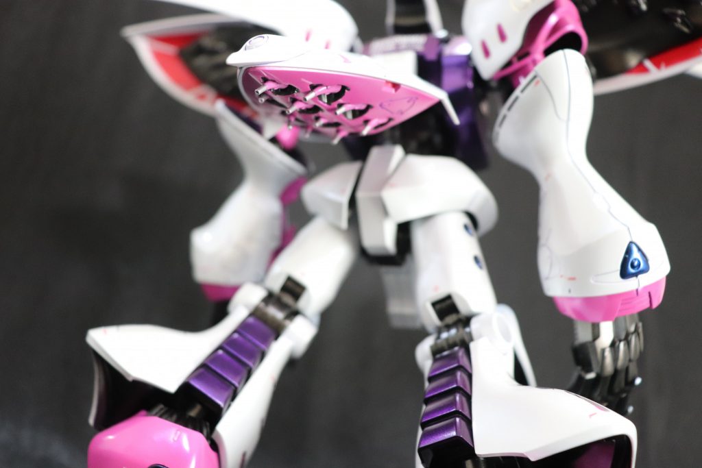 ファンネルがはいるとこは筆で塗り分け。ファンネルの重厚はアーティストマーカーのシルバーで塗り分け。足の後ろの段々のとこ好き。