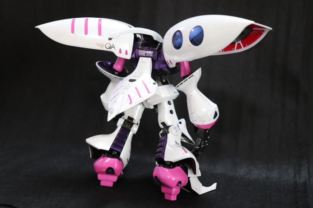 後ろ姿です。ヒールが高くなったことで女性的なフォルムになってます。背中のパーツ(サイコミュのデカールが貼ってあるパーツ)を少し削ると、肩を後ろに引いて胸を張ることができるようになります。バインダー裏はマスキングが面倒だったので水性ホビーのメタリックレッドで塗って、マジックリンでふき取って塗り分けました。でもふき取りもそれなりに大変でどっちが楽だったかわからないです。