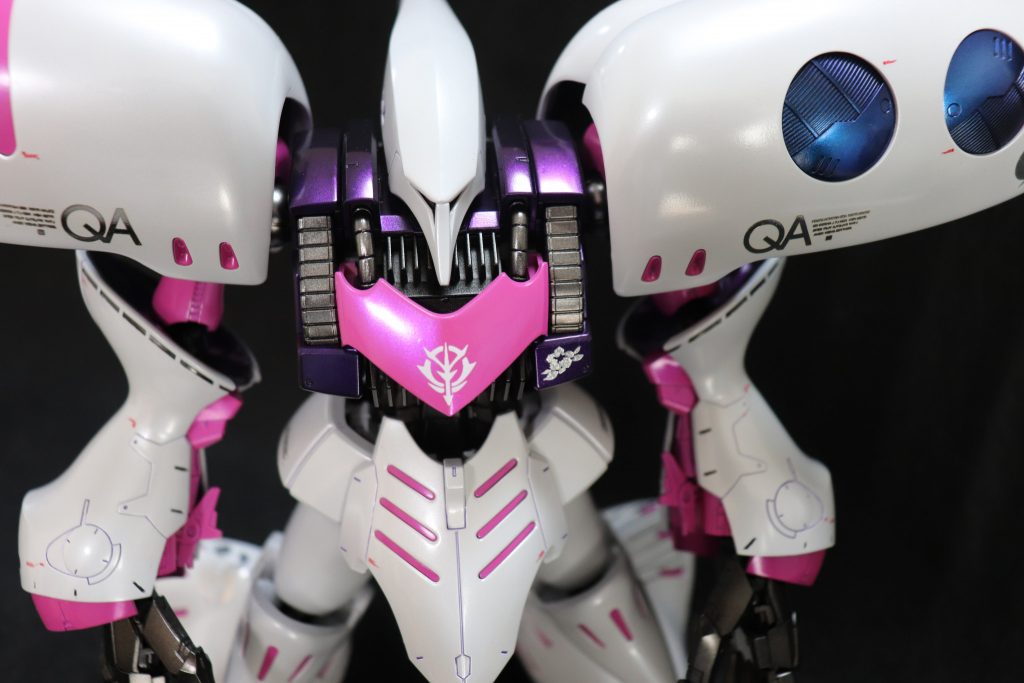 パール塗装の質感が写真で伝わるでしょうか。白：ガイアExホワイト→ガイアアルティメットホワイト→クレオスムーンストーンパール→ガイアExクリアピンク：ガイアアルティメットホワイト→ガイアライラックピンク→クレオスアメジストパープル→ガイアExクリア紫：ガイアピュアブラック→クレオスアメジストパープル→ガイアExクリア関節等：ガイアガンメタル→ガイアExクリアパイプ等：ガイアスターブライトアイアンピンクの上にアメジストパープルを乗せたことで口紅のような色味になりました。胸のプレート部分がお気に入りです。キュベレイの頭はつるっとしてる方が自分のイメージに合うので、余剰パーツの普通キュベレイのものにしてます。