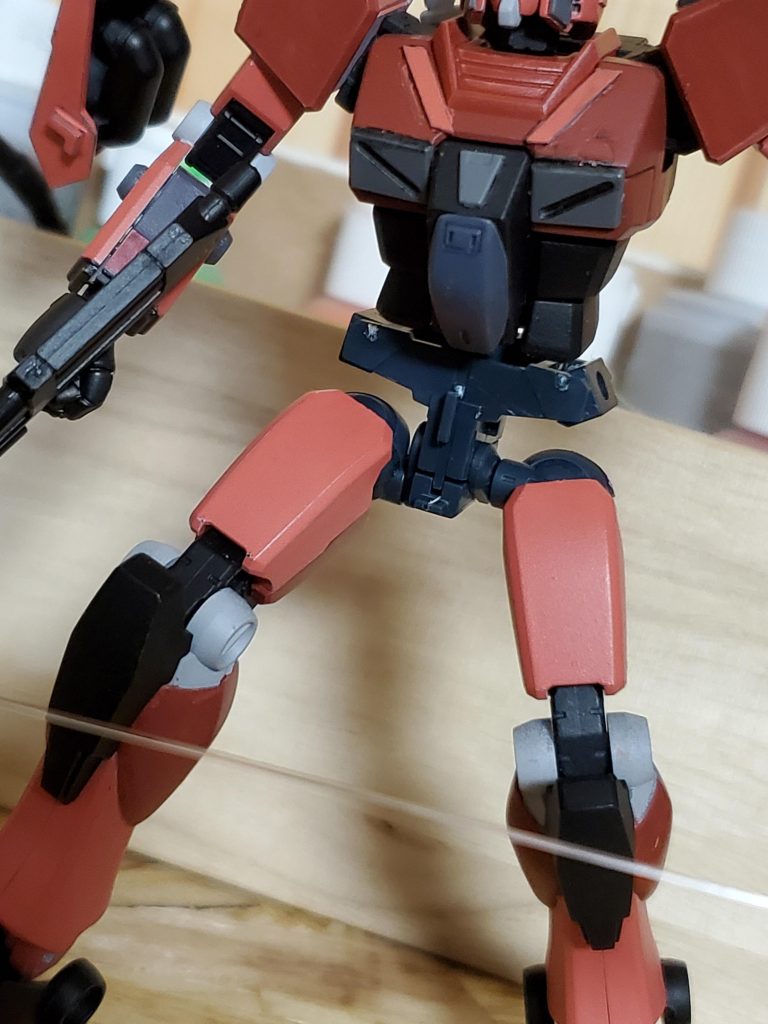 改修中に足の根元の軸が折れてしまい、30mmシリーズの股内部を移植しています。アクシデントのリカバリーで可動がよくなりました