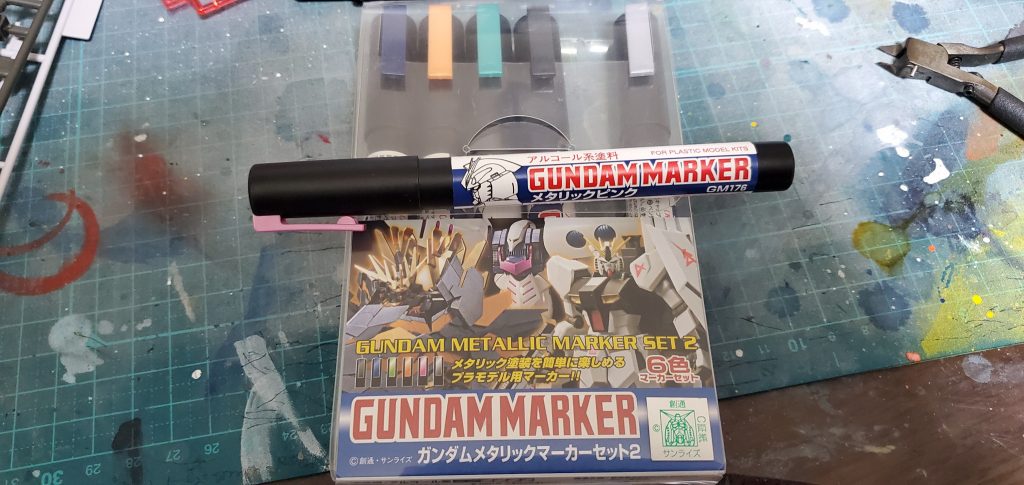 一部はガンダムメタリックマーカーセット2のメタリックピンクで塗装しました。発色がめちゃくちゃキレイですね。