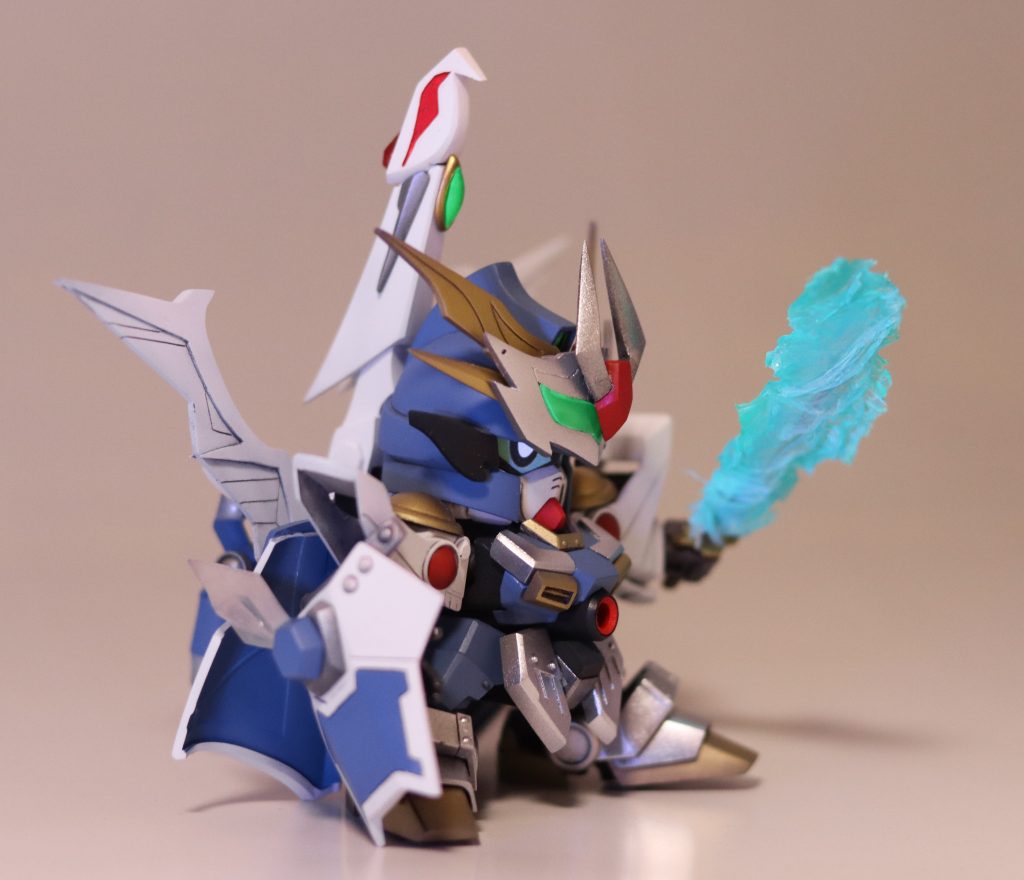 スクラッチしたパーツは、羽・鳥の頭、シールド、フロントアーマー、サイドアーマーなどです。