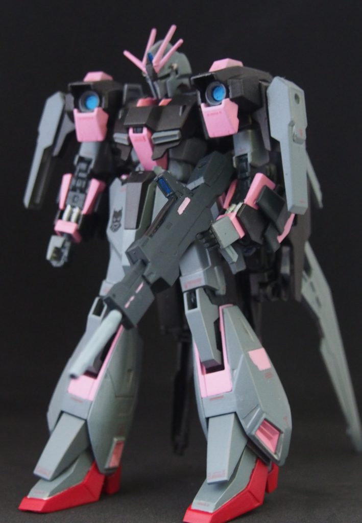 肩部が変更されており、センサーが追加されている