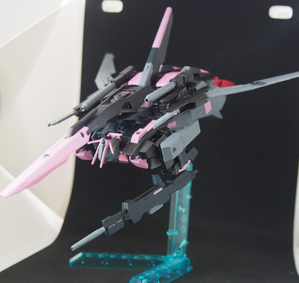 ウェイブライダー形態Ζガンダムとは形状がかなり異なる簡易的な変形により扱いやすくはなったが本来のΖガンダムより推進力が下がっている