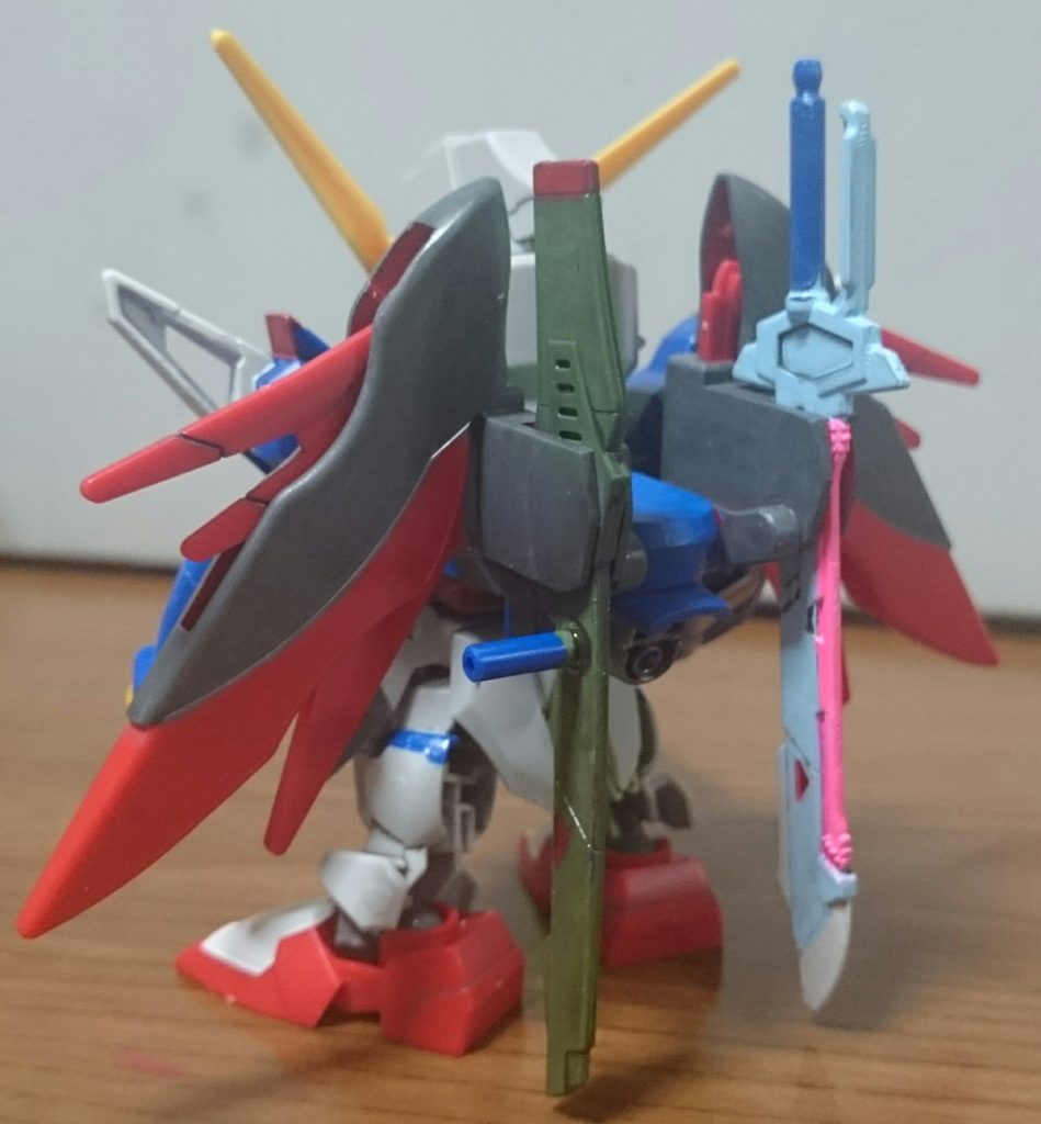 ・背面アロンダイトと名無し砲は折り畳みギミック等は一切無く、伸ばしたままマウントっス。もちろんアロンダイトはビーム出しっぱ。ちなみに武器類のグリップは何も塗らないことにしてるっス(一番剥げそうなところだし)