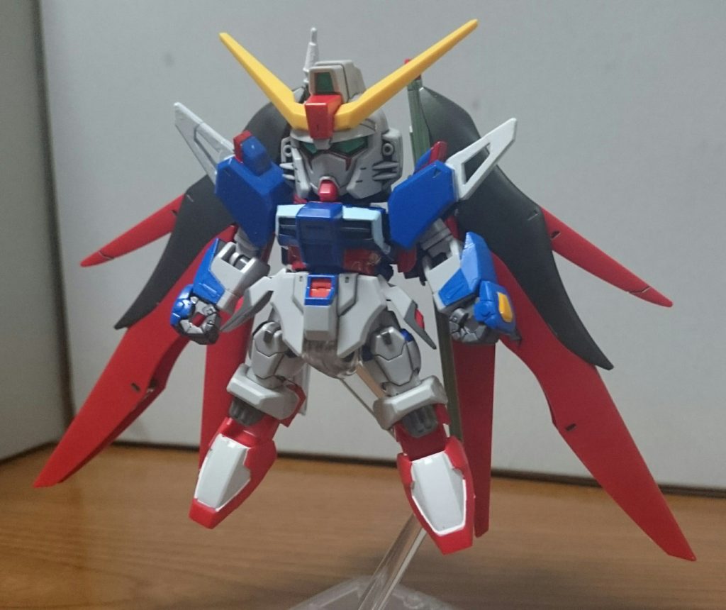 おまけそのいち。バックパック接続は2軸なので、HGCEのバックパックを取り付けっス！ただ、当然ながら背中の武器や翼が大きすぎて立てません☆