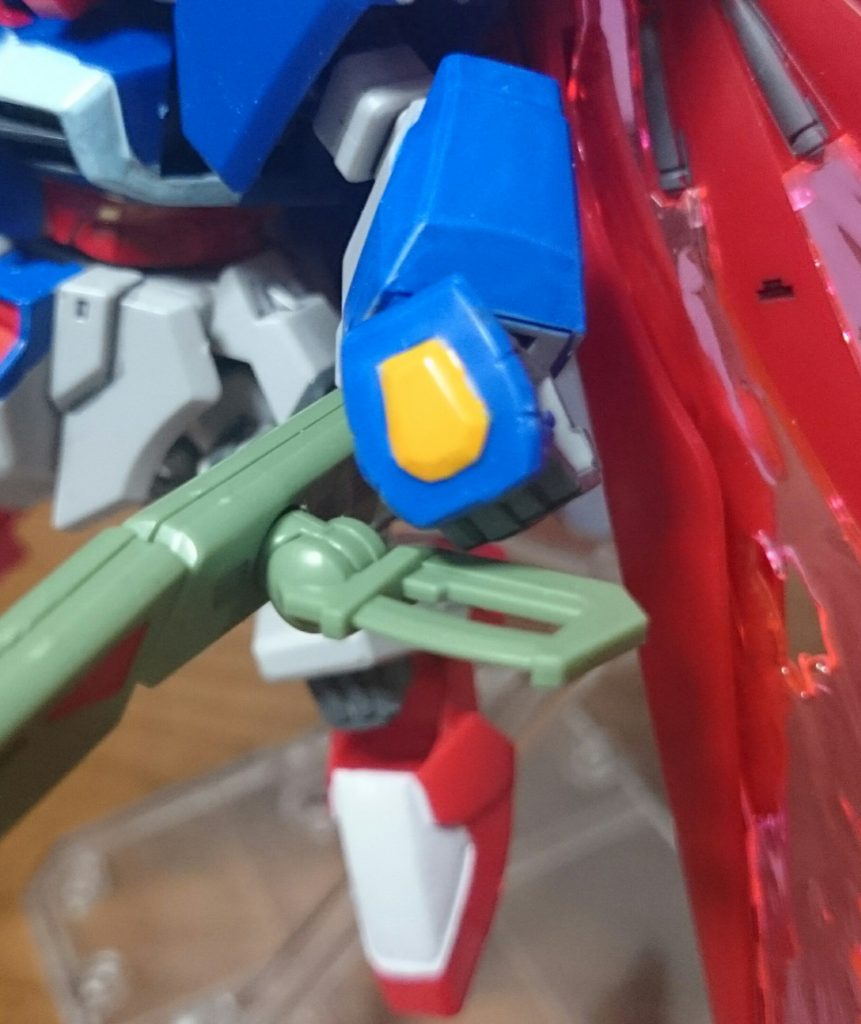 左手は添えるだけHGCEの背中の武器はふたつとも手の甲を外して持たせる武器なので持てないっス