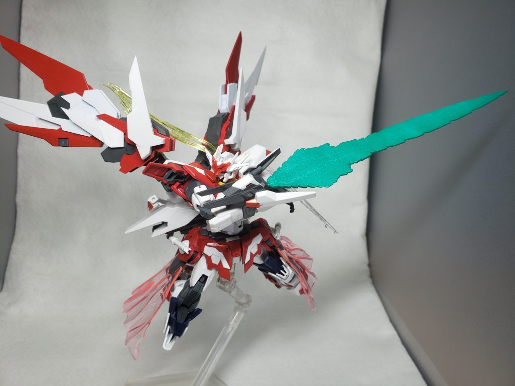 ブンドドショットEXブレイザーでのビームサーベル最大出力威力はとても大きく、範囲も広いですが、この状態ではビーム粒子の消費量が大きく、EXブレイザー自体にもかなりの負荷が掛かるので、補給無しでの発振は2、3回が限界となります。