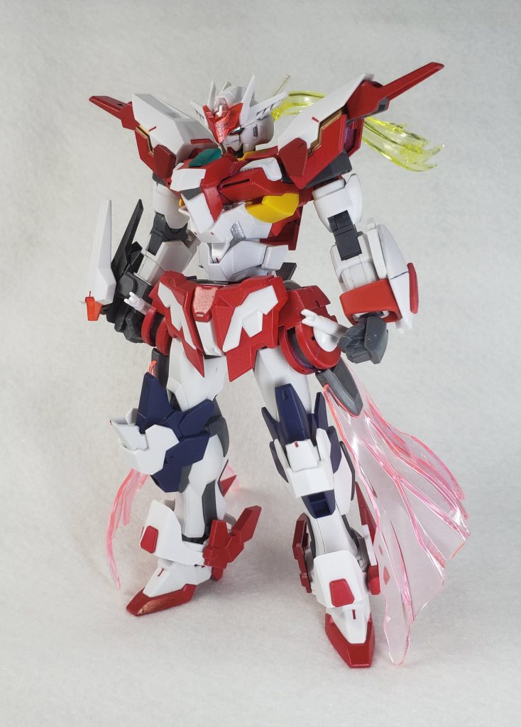 フロントショットノーマル形態です。この形態ではビームライフルやビームサーベル等の標準的な装備をしていますが、主に格闘戦を主体にしています。また格闘戦の立ち回りを考慮し、左腕部にビームシールド、腰にビームマントを装備する事で、デットウェイト化を避けつつ防御面をカバー出来る様にしています。