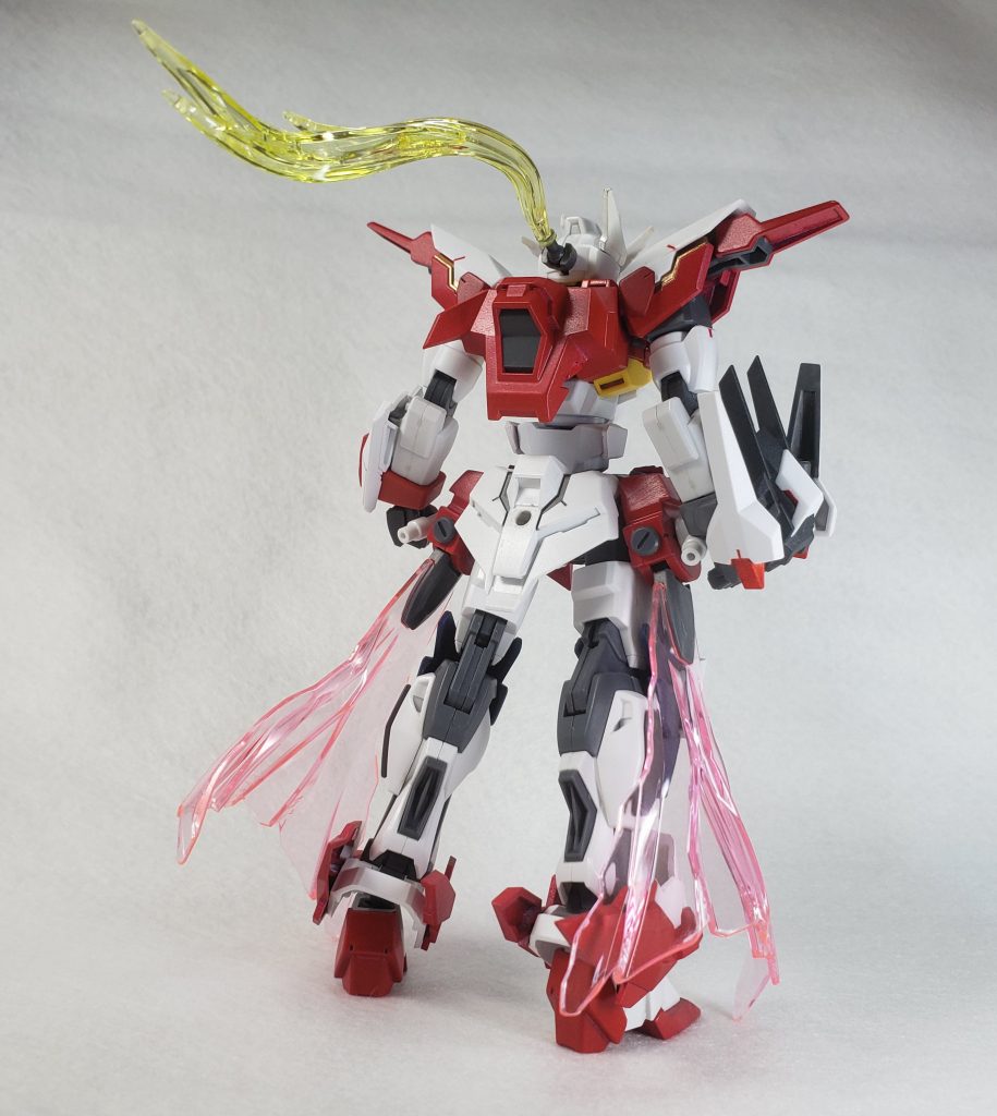 バックショット写真だと装備し忘れてますが、本来なら腰のハードポイントにビームライフルをマウントしています。また他形態での武装やオプションパーツ等を装備出来ます。