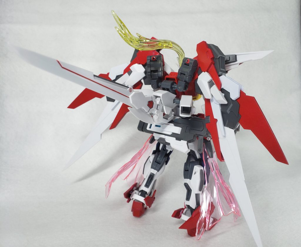 武装ありバックショット高機動形態でのバックショットです。追加武装として片手用の実体剣が装備されています。