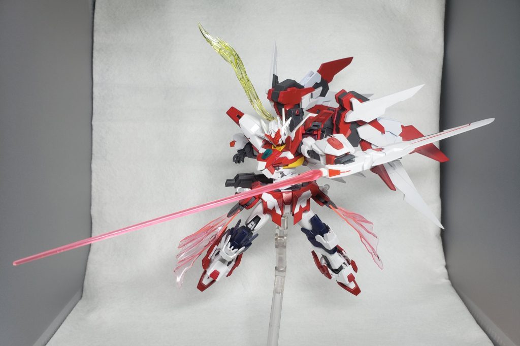 ブンドドショットEXブレイドはビーム粒子を備えており、それを消費することで、柄尻から極短時間ながらビームサーベルを発振する事が可能です。