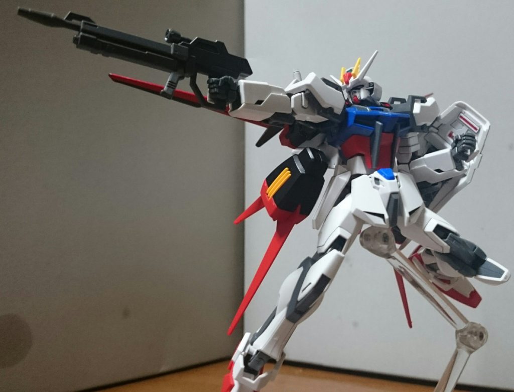 ・HGCEエールストライクガンダム神崎さんが一番最初につくったキットっスね。詳細は単行本1巻をば(ダイマ)。作中ではエールストライカーをつけたままだと自立出来ない、という件があったっスね。