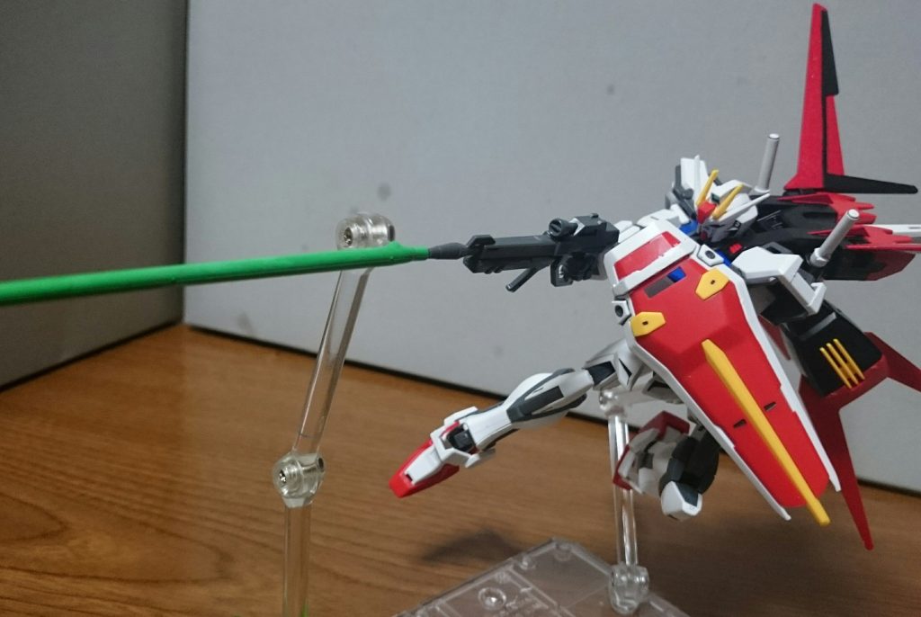 銃撃エフェクトをガンマカのアイグリーンで塗装して、SEEDで良く見る緑色ビームを再現。エフェクト根本付近の側面にピンバイスを使用して、スタンド用の3mm穴を空けてるっス