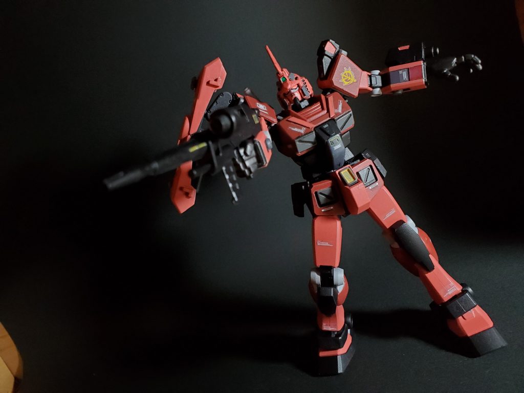 味方からの誤射を警戒し、トサカ状のアンテナに変更してます、ライフルは通常のガンダムのものと、Gフレームのゲルググを流用。ジオンのビームライフル運用の主軸のゲルググ開発にも辻褄が合うかもです(笑)