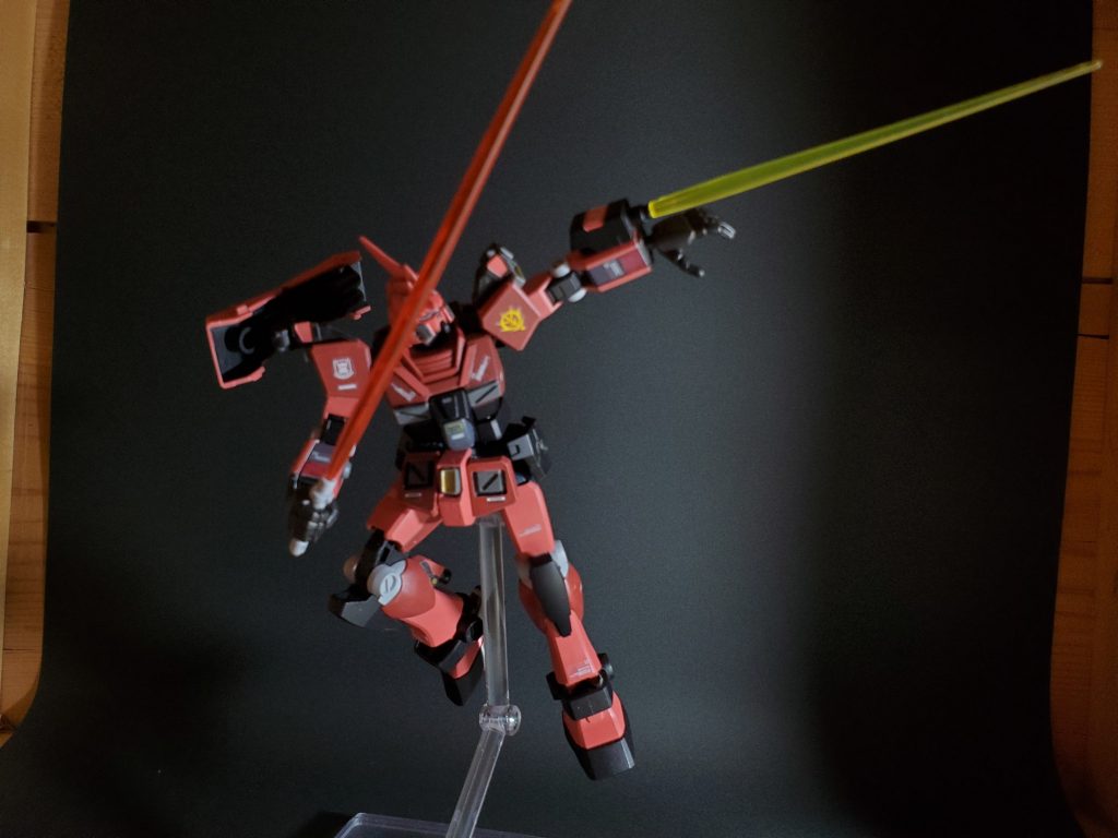 左腕にビームサーベルボックスを取り付けてジオン系のイエローエフェクトのサーベルを。右背部のサーベルは連邦系のピンクのままで。