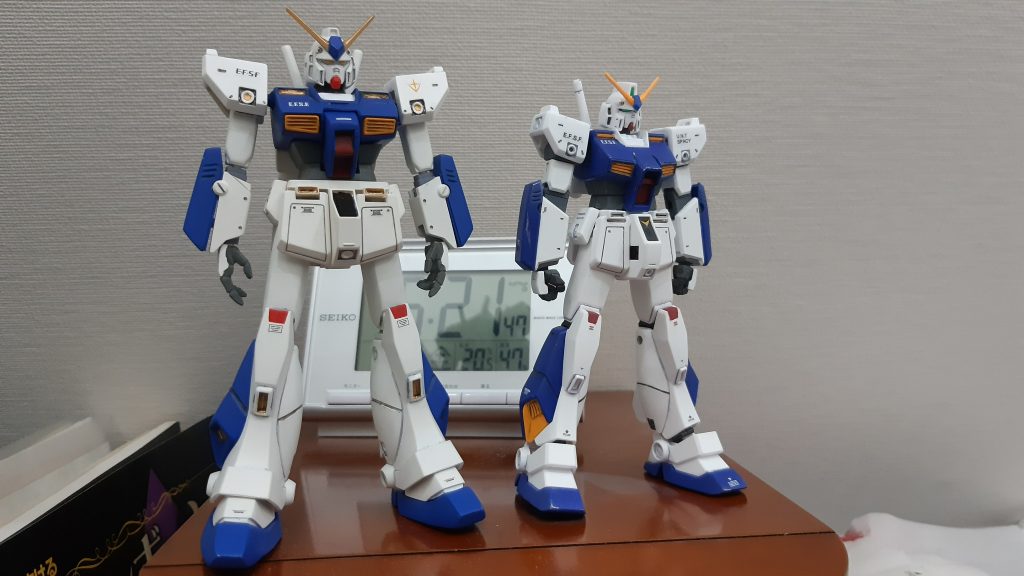先日作ったHGUCアレックス(右)と比較すると、お世辞にもプロポーションが良いとは言えません。それでも思い出がたくさん詰まっている分、愛着が溢れまくりです。