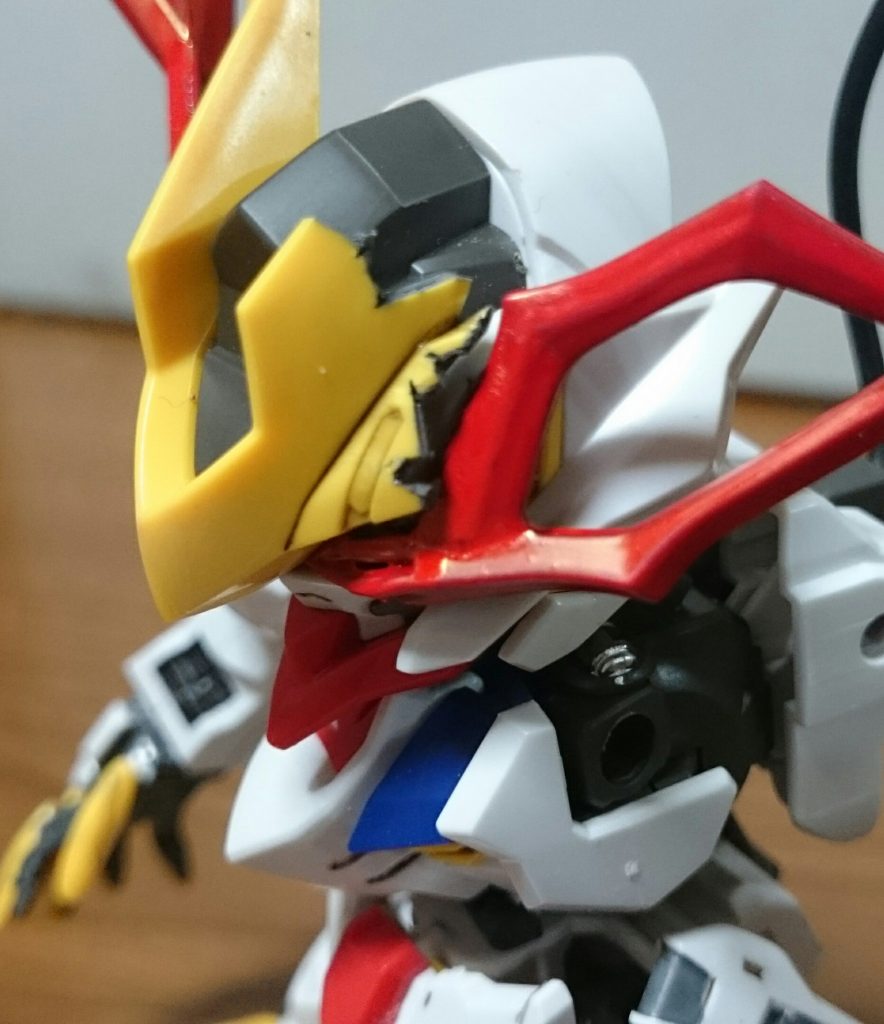 また最終決戦の再現ということで、アンテナを一部切り飛ばしてるっス。……本来は即頭部の装甲も外れてるんスけど、自分にフレーム部分を表現する腕はないので、そこは妥協で……ちなみにダインスレイヴ被弾後の大暴れをイメージしてるので、外れた左腕と失ったメイス、射出状態のテイルブレードはデフォルトっス