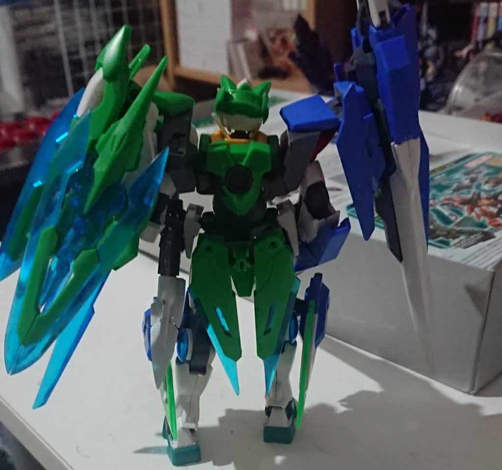 シアクアンタの背中を工作し左右どちらからも出せるように工作。接続が不安定だったので肩に穴を開けダブルオーダイバーのパーツを差し込んで固定