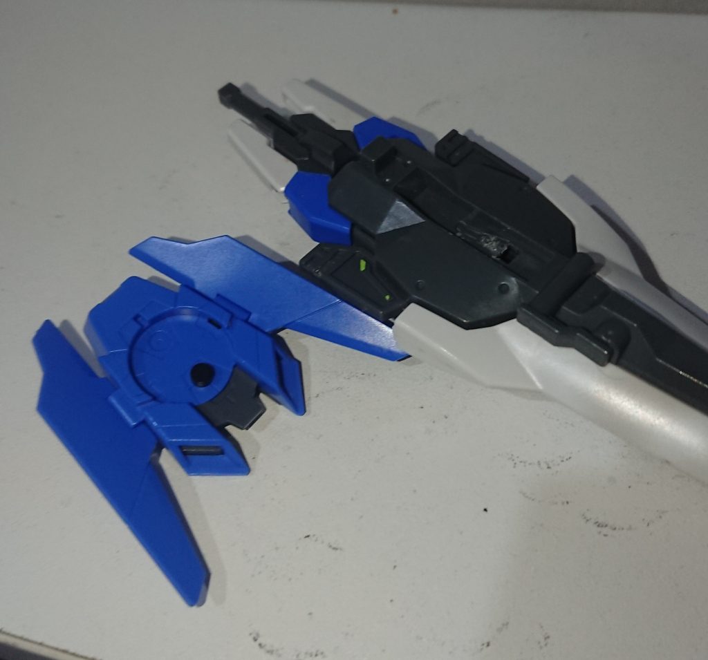 大剣をどう保持するか考えてダイバーのパーツにネオジム磁石がはめ込めたので大剣の中にもネオジム磁石を仕込んで保持。干渉する部分を削ると上手く引っかかりネオジム磁石と合わせていい保持力になりました。