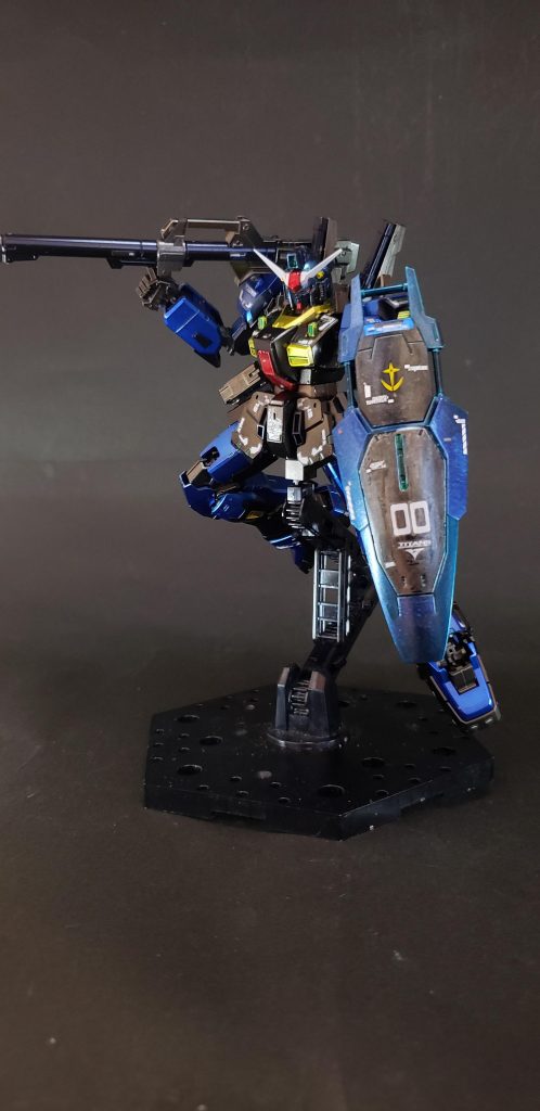 その扱い辛さゆえに並みのパイロットではまともにコントロールできず、パイロットにはムラサメ研究所の強化人間プロト・ゼロが選ばれている。また、装甲とフレームが脆弱であるという課題はガンダムMk-IIまで持ち越された。製造コストはペガサス級戦艦数隻に匹敵すると言われているが、存在自体を疑問視する意見もあり、データ上にのみ存在する架空の機体とする説もある。頭部の角（センサー）と盾がガンダム試作1号機の物と酷似していることから、アナハイム社の関与が疑われる[注 15]。外装はジム・クゥエルと同一形状の部品が部分的に使用されている。