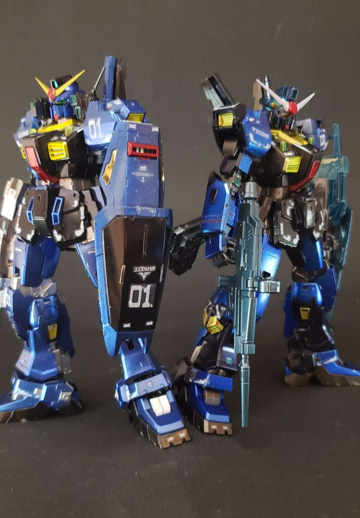 ガンダムmk-2と、比較写真シールド型式番号:RX・M-Sh-VT/S-0001B / RX・M-Sh-VT/S-001 / RX・M-Sh-VT/S-008GP01で試験採用された伸縮可能な盾。RX-78 ガンダムで採用されていたシールド同様に覗き窓が付いており、グリップはなく腕部のマウントラッチを介して装着する。なお、テレビ版『Ζ』第49話及び劇場版『Ζ-III 星の鼓動は愛』では、シールドをマウントする左腕が破壊されたため、応急処置として左肩の付け根にシールドを装着した状態で出撃している。数回のビームの被弾にも耐えられるよう耐ビームコーティングが施されており、裏面には予備のエネルギーパックをマウント可能。ただし、この状態では覗き窓は使用不可となる。ミサイル・ランチャー劇場版『Ζ』にのみ登場(リアルグレード (RG) のガンプラにも付属)。シールド裏下部に3基装備。ロング・ライフルGディフェンサーの主砲である高出力ビーム・ライフル。Gディフェンサーとの合体状態での使用が原則だが、テレビ版『Ζ』第33話、劇場版『星の鼓動は愛』のようにGディフェンサーと分離しての使用も可能である