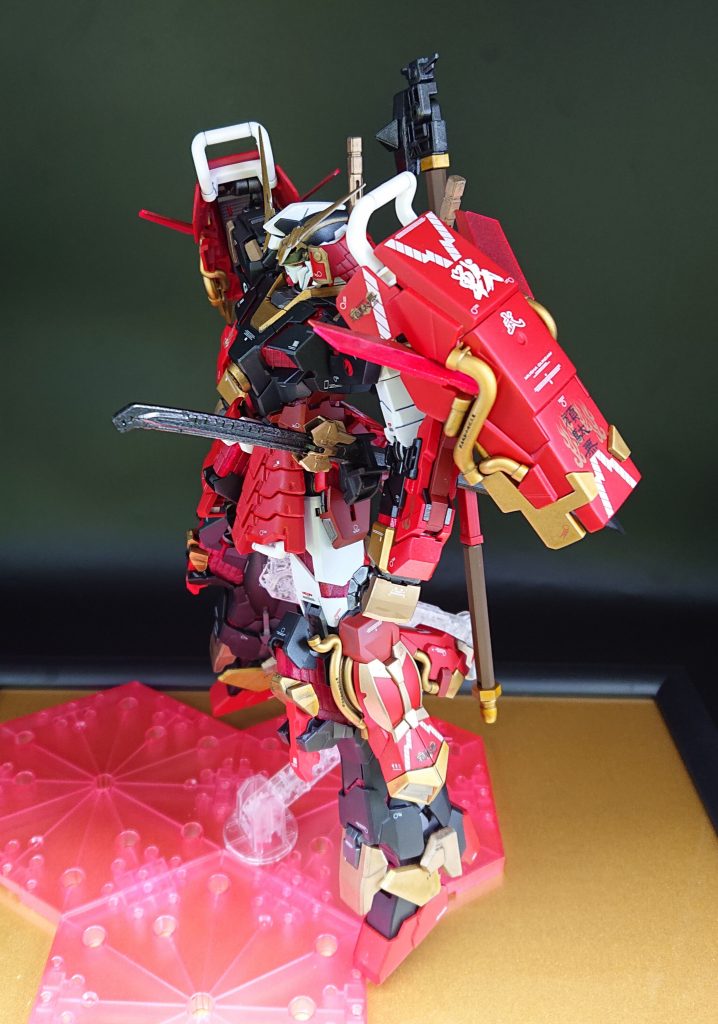 【横】日本刀は、MGバルバトスのものを使用しました。ユニコーンのシールドのサイコフレームを肩甲冑に移植してユニコーンらしさを少し演出しました。