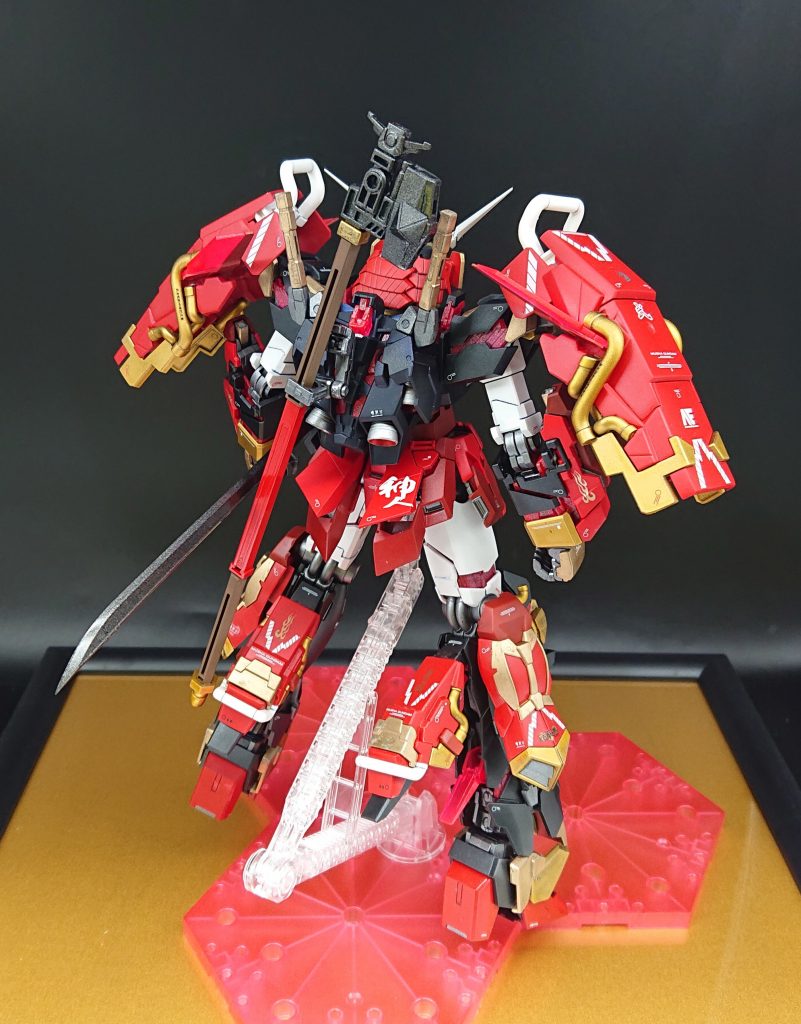 【後】ユニコーンのシールド部分のパーツを使い、長モノ武器を背負わせてます。