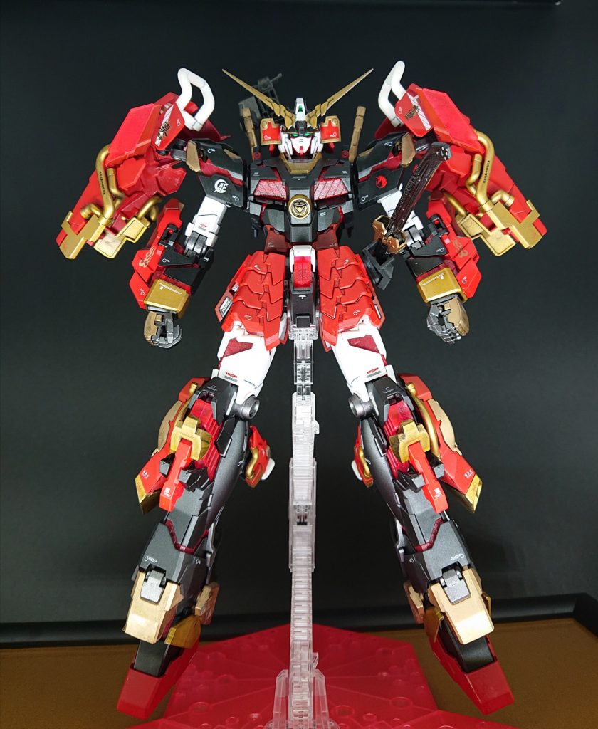 【前】MGユニコーンガンダムにMG真武者頑駄無の甲冑を着せました。色は武者頑駄無に寄せ、「パッと見は武者頑駄無、よく見るとユニコーン」という感じにしています。