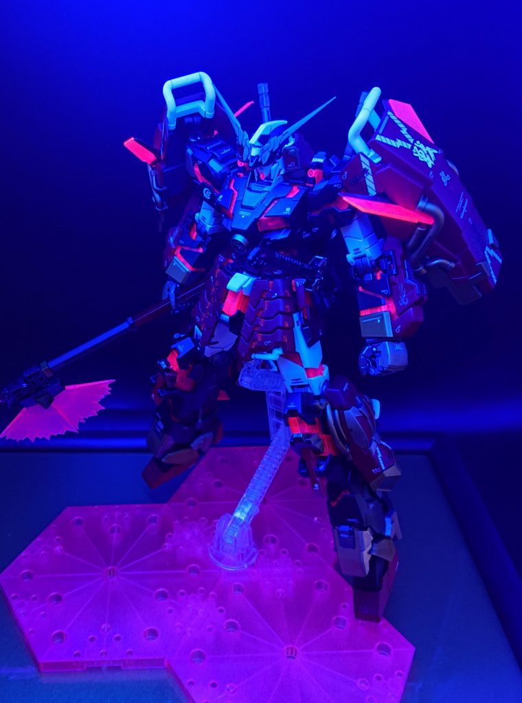 サイコフレームはブラックライトに反応するので、ブラックライト下だとこんな感じです。なんかエロい感じに💦