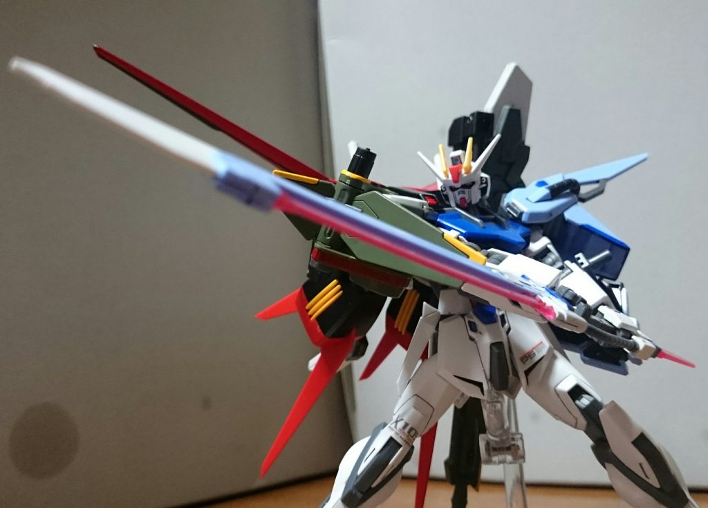 ・シュベルトゲベールこちら、切っ先と柄尻のホワイト以外は全てライトブルーなので、バルバトスブルーとホワイト、グレーで塗装。本体がHGCEなので、装備過多で多少動きが制限されようとも、両手持ちやサンライズバースはイケるっス