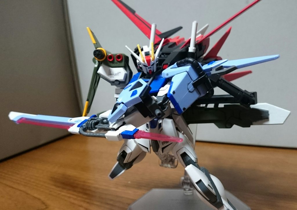 肩の追加パーツはちょいちょいストライカーパックのアグニやシュベルトゲベールに干渉するっス。劇中でもそれを見越してなのか、アグニのアームを展開させてアグニを腰裏の方へと逃がしてたっスね