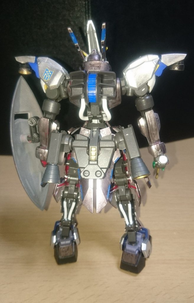 背部はいじらず、腰部にバエルのソードホルダーを付けるだけにしました。(脱着可能)バエルソードを装備するわけではなく、ブースターを付けることによって、機動力向上に繋げたといったところです。