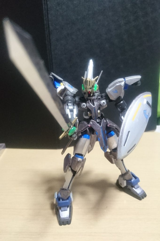 武装紹介・ワルキューレソードこの機体唯一の近接武器。グレイズのナイトブレードより遥かに強度が高く、メイスで叩かれても折れないといった業物で、フレームも簡単に切り落とす。・マシンキャノン胸部にある2門の射撃武装。飛距離は短いが、威力はグレイズのライフル並にあるので、迎撃や牽制等に使用される。・ナイトシールド※旧1/144ゲルググのシールドを流用。ボールジョイントで接続している為、微妙な角度で固定できるので、表情付けがしやすくなっています。