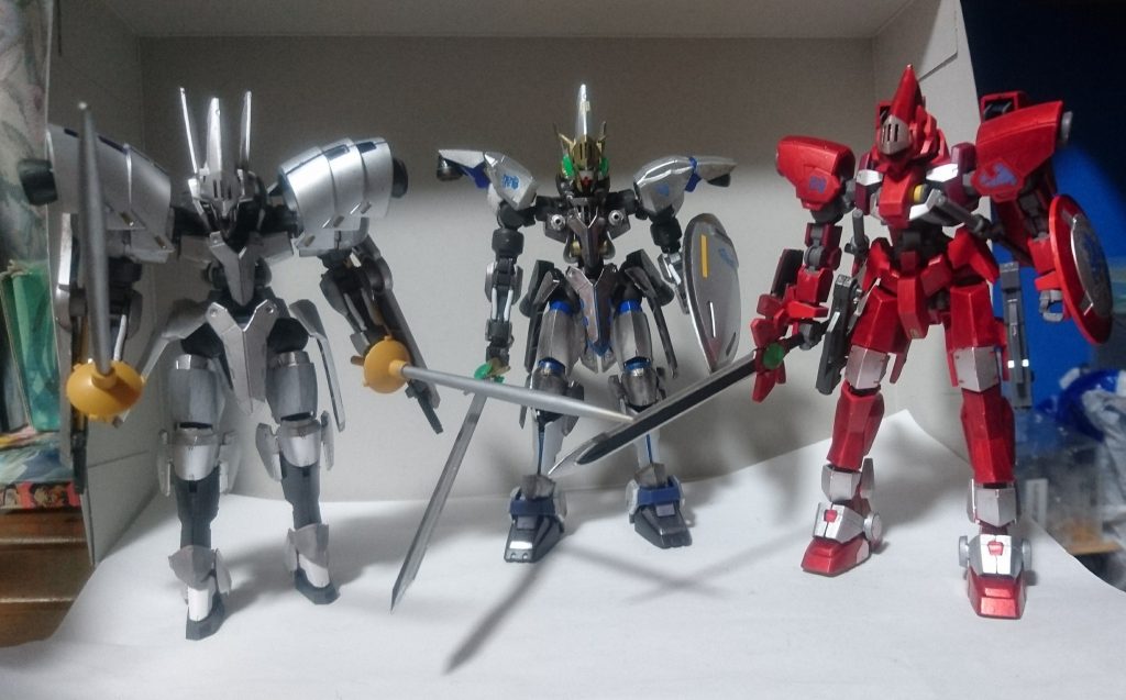 自分の作った過去作の騎士風MSと並んでみる。