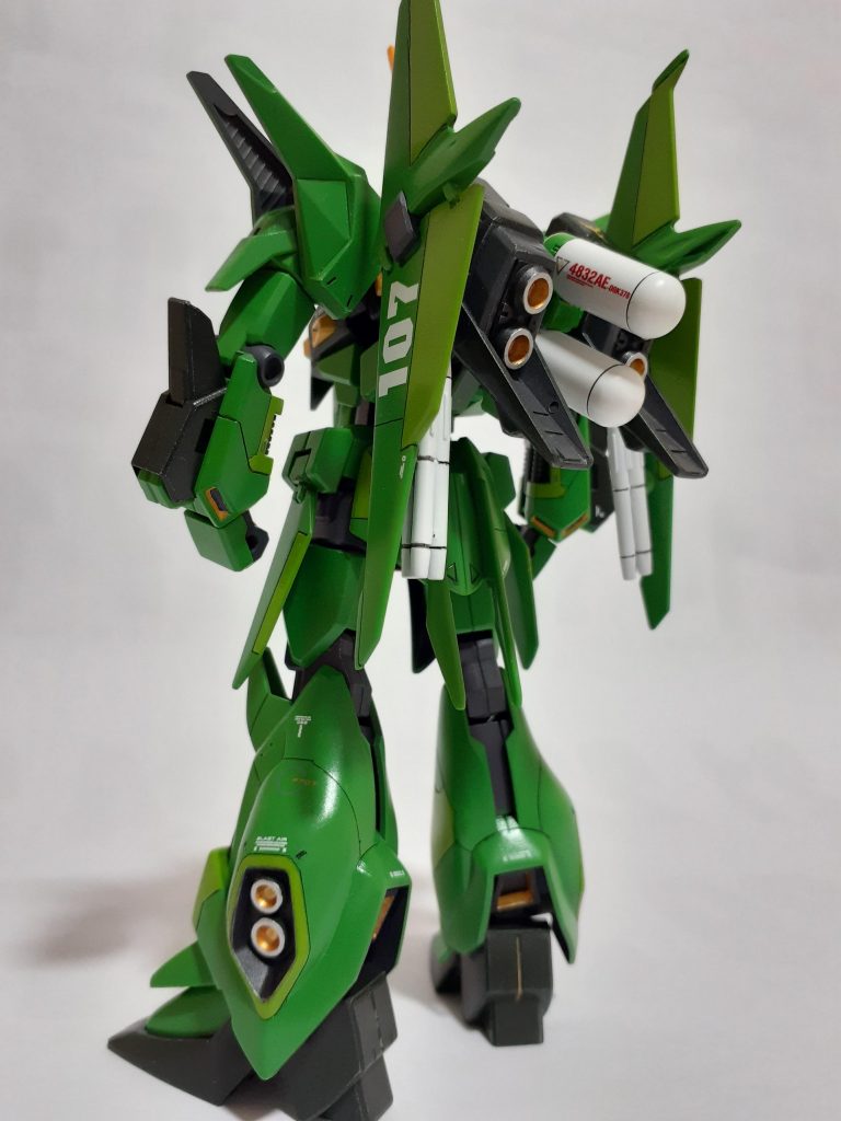 もちろん全塗装です。プロペラントタンクとミサイルは白サフのまま、アクセントに。