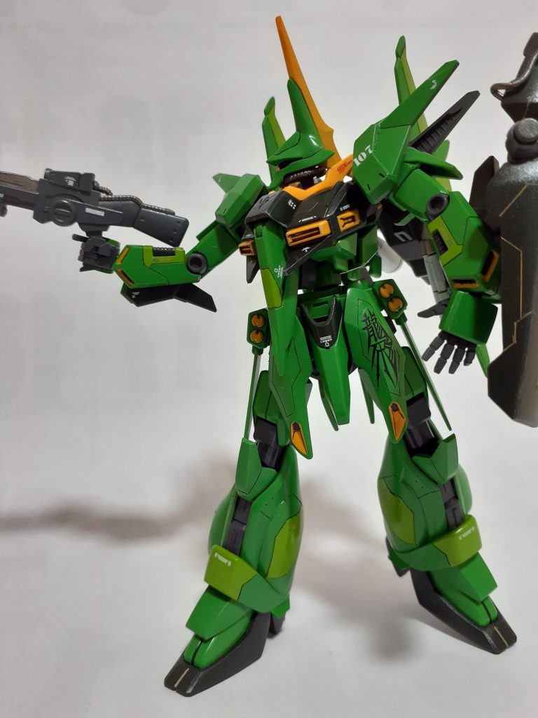 腰部にジョイントを仕込んだので、回転します。ポージングのセンスはさておき…。