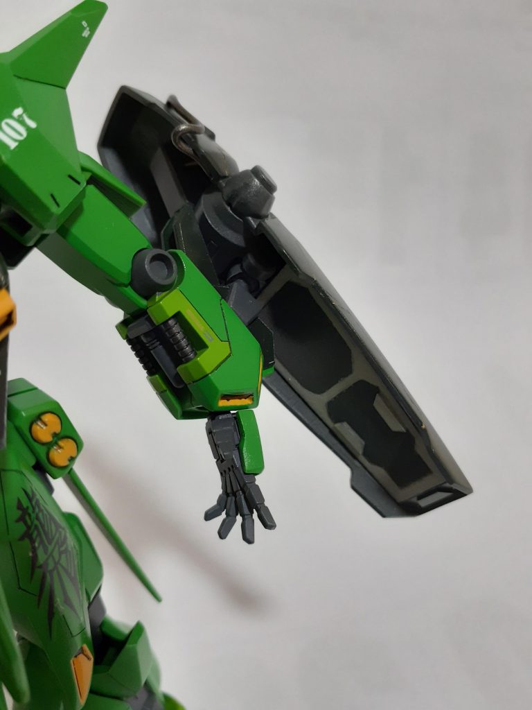 スッカスカのシールド裏も、プラ版でふさぐ。これ、ジャーマングレーで塗ったプラ版に、ライトグレーを筆でモールドっぽく書いただけ。